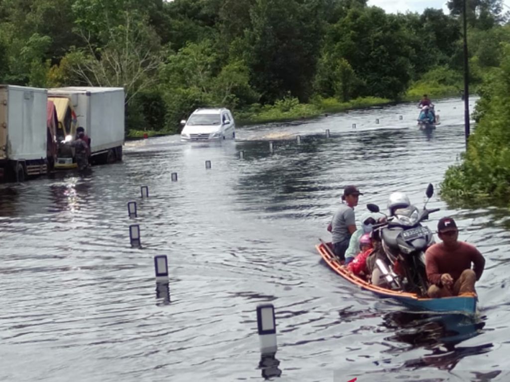 Banjir Terjang Kapuas Hulu Kalbar, Akses Jalan Terputus