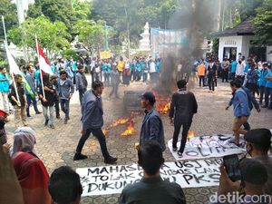 Bakar Kerenda, Mahasiswa Cirebon Demo Tuntut RUU PKS Segera Disahkan