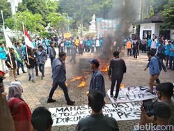 Bakar Kerenda, Mahasiswa Cirebon Demo Tuntut RUU PKS Segera Disahkan