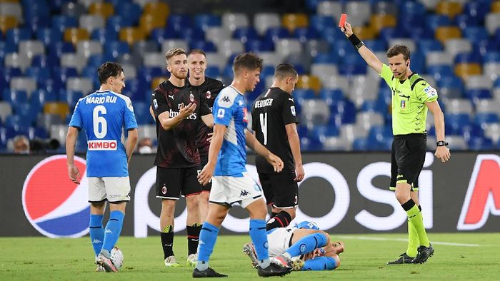 Napoli vs AC Milan NAPLES, ITALY - JULY 12: Referee Federico La Penna shows red card to Alexis Saelemaekers of AC Milan during the Serie A match between SSC Napoli and AC Milan at Stadio San Paolo on July 12, 2020 in Naples, Italy. (Photo by Francesco Pecoraro/Getty Images)