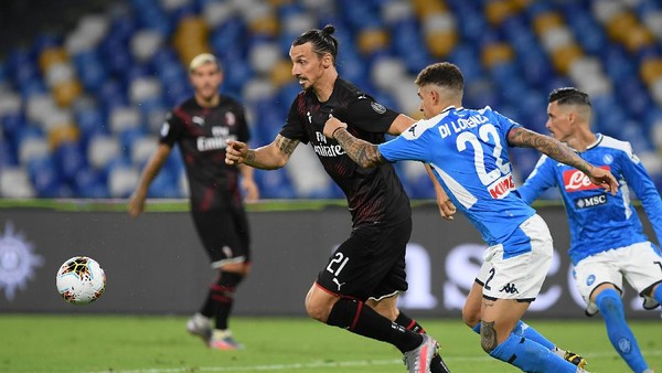 Napoli vs AC Milan NAPLES, ITALY - JULY 12: Zlatan Ibrahimovic of AC Milan vies with Giovanni Di Lorenzo of SSC Napoli during the Serie A match between SSC Napoli and AC Milan at Stadio San Paolo on July 12, 2020 in Naples, Italy. (Photo by Francesco Pecoraro/Getty Images)