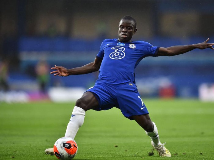 LONDON, ENGLAND - JULY 04: NGolo Kante of Chelsea controls the ball during the Premier League match between Chelsea FC and Watford FC at Stamford Bridge on July 04, 2020 in London, England. Football Stadiums around Europe remain empty due to the Coronavirus Pandemic as Government social distancing laws prohibit fans inside venues resulting in all fixtures being played behind closed doors. (Photo by Glyn Kirk/Pool via Getty Images)