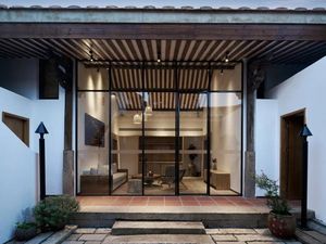 Nipu Mata, Rumah Modern Ini Kelihatan Kuno dari Luar