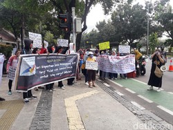 Ortu Murid Demo di Kantor Anies, Minta Penerima KJP Dibiayai di Sekolah Swasta