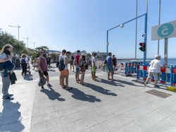 Berjemur di Pantai Tak Lagi Mudah, Turis Antre dan Tunggu Kuota