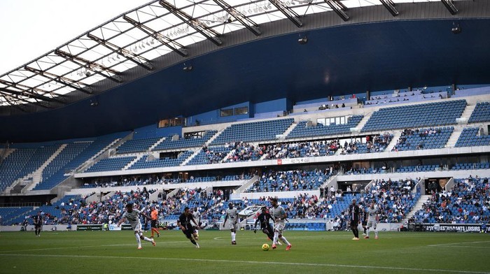Players fight for the ball during the Friendly football match between Le Havre Athletic Club and Paris Saint-Germain at the Stade Oceane, in Le Havre, on July 12, 2020. - Le Havre Athletic Club and Paris Saint-Germain is the first match of the Parisian club and the first with supporters since the interruption of the season due to the COVID-19, (the novel coronavirus) pandemic. (Photo by Anne-Christine POUJOULAT / AFP)