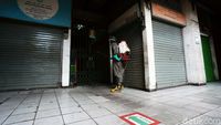 Jelang Dibuka, Pasar Pramuka Disemprot Disinfektan