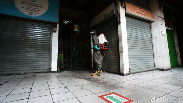 Jelang Dibuka, Pasar Pramuka Disemprot Disinfektan