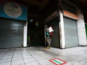 Jelang Dibuka, Pasar Pramuka Disemprot Disinfektan