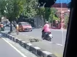 Viral di Klaten! Video Emak-emak Pemotor Santuy Banget Lawan Arus