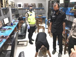 Tak Pake Masker, Pengunjung Warnet di Kota Blitar Dihukum Push Up