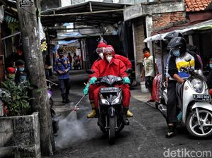 Penyemprotan Disinfektan di Pemukiman Padat Penduduk