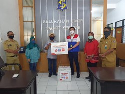Pertamina Bagikan Alat Kesehatan ke Kelurahan di Surabaya
