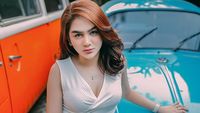 Potret Seksi Hana Hanifah dengan Mobil-mobil