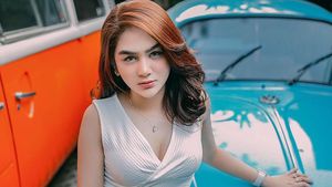 Potret Seksi Hana Hanifah dengan Mobil-mobil