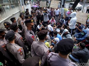 Pencari Suaka Geruduk Kantor UNHCR Pencari Suaka Geruduk Kantor UNHCR