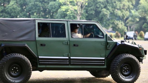 Menteri Pertahanan Prabowo Subianto menjajal produk kendaraan taktis (rantis) PT Pindad. Ia pun mengaku terus mendukung peningkatan alat utama sistam senjata (alutsista) dalam negeri