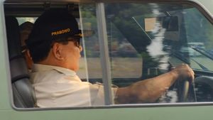 Gaya Menhan Prabowo Jajal Kendaraan Taktis Maung