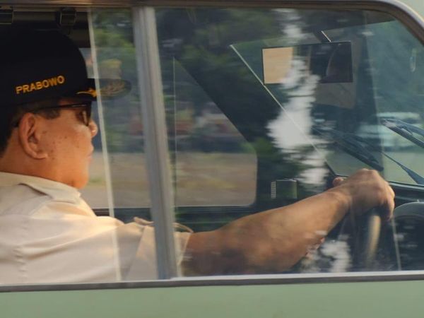 Gaya Menhan Prabowo Jajal Kendaraan Taktis Maung