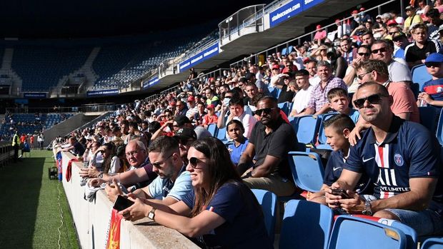 Supporters, attend for the start of the Friendly football match between Le Havre Athletic Club and Paris Saint-Germain at the Stade Oceane, in Le Havre, on July 12, 2020. - Le Havre Athletic Club and Paris Saint-Germain is the first match of the Parisian club and the first with supporters since the interruption of the season due to the COVID-19, (the novel coronavirus) pandemic. (Photo by Anne-Christine POUJOULAT / AFP)