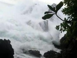 Dihantam Ombak Saat Foto, Kakak-Adik di Nisel Jatuh dari Batu Karang 10 Meter