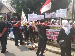 Sekelompok Emak-emak Aksi di SMAN 1 Depok, Minta Sekolah Terima Anak Miskin