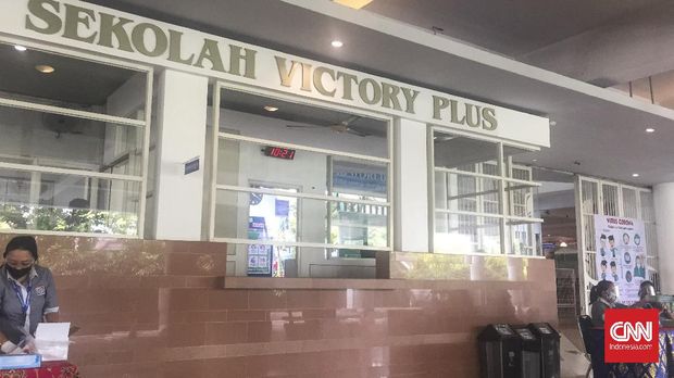 Situasi sekolah Victory Plus Bekasi, Jawa Barat yang menggelar kegiatan pembelajaran secara tatap muka saat tahun ajaran baru, Senin (12/7).