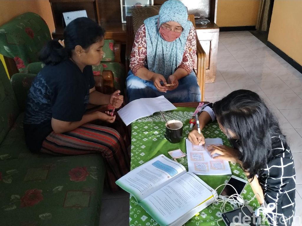 Cerita Siswa-siswi di Blitar soal Belajar Daring Hari Pertama Tahun Ajaran Baru Cerita Siswa-siswi di Blitar soal Belajar Daring Hari Pertama Tahun Ajaran Baru