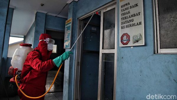Siswa Belajar Jarak Jauh, SMKN 1 Jakarta Disemprot Disinfektan