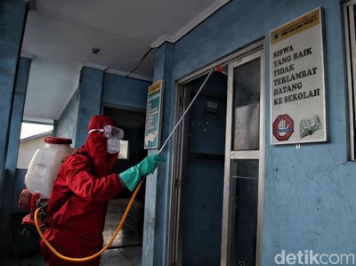 Siswa Belajar Jarak Jauh, SMKN 1 Jakarta Disemprot Disinfektan