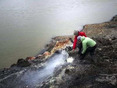 Foto: Bukan Neraka, Ini Tebing Merah Membara dari Kanada