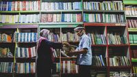 SMPN 153 Jakarta Bagi-bagi Buku Pelajaran di Masa MPLS
