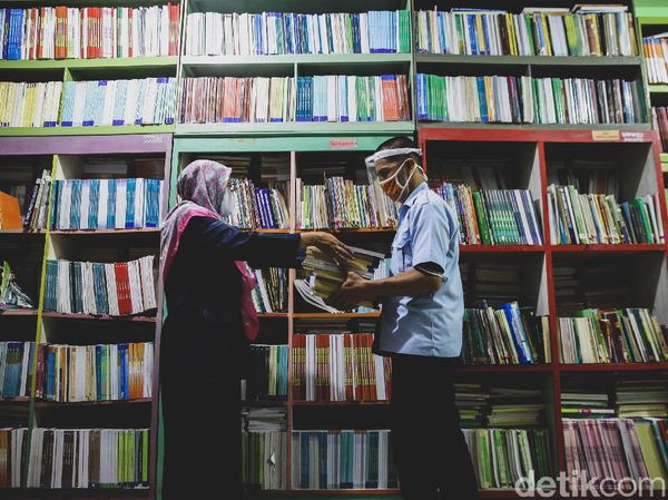 SMPN 153 Jakarta Bagi-bagi Buku Pelajaran di Masa MPLS