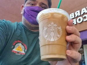 Aturan Baru, Starbucks Ogah Layani Pengunjung Tanpa Masker
