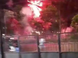 Viral Tawuran Remaja di Surabaya yang Bawa Sajam dan Petasan