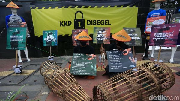 Tolak Ekspor Benih Lobster, Massa Segel Gedung KKP