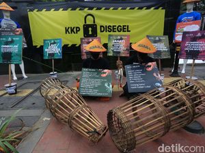 Tolak Ekspor Benih Lobster, Massa Segel Gedung KKP Tolak Ekspor Benih Lobster, Massa Segel Gedung KKP