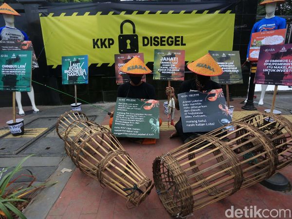 Tolak Ekspor Benih Lobster, Massa Segel Gedung KKP