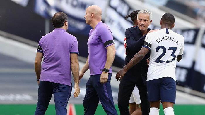 Tottenham Hotspur LONDON, ENGLAND - JULY 12: Jose Mourinho, Manager of Tottenham Hotspur speaks with Steven Bergwijn of Tottenham Hotspur after during the Premier League match between Tottenham Hotspur and Arsenal FC at Tottenham Hotspur Stadium on July 12, 2020 in London, England. Football Stadiums around Europe remain empty due to the Coronavirus Pandemic as Government social distancing laws prohibit fans inside venues resulting in all fixtures being played behind closed doors. (Photo by Tim Goode/Pool via Getty Images)
