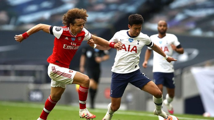LONDON, ENGLAND - JULY 12: David Luiz of Arsenal  battles for possession with  Heung-Min Son of Tottenham Hotspur  during the Premier League match between Tottenham Hotspur and Arsenal FC at Tottenham Hotspur Stadium on July 12, 2020 in London, England. Football Stadiums around Europe remain empty due to the Coronavirus Pandemic as Government social distancing laws prohibit fans inside venues resulting in all fixtures being played behind closed doors. (Photo by Tim Goode/Pool via Getty Images)