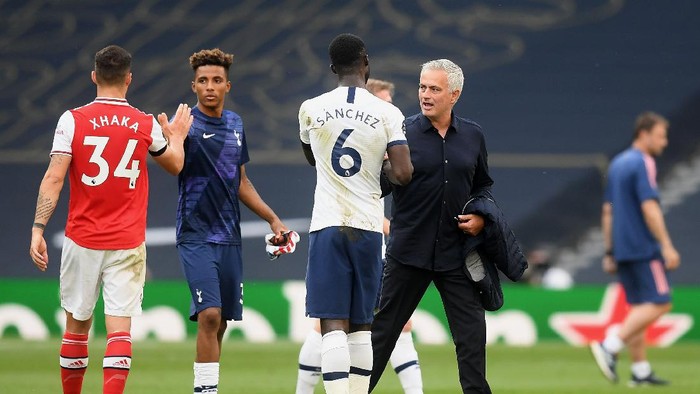 LONDON, ENGLAND - JULY 12: Jose Mourinho, Manager of Tottenham Hotspur celebrates his teams victory after the Premier League match between Tottenham Hotspur and Arsenal FC at Tottenham Hotspur Stadium on July 12, 2020 in London, England. Football Stadiums around Europe remain empty due to the Coronavirus Pandemic as Government social distancing laws prohibit fans inside venues resulting in all fixtures being played behind closed doors. (Photo by Michael Regan/Getty Images)