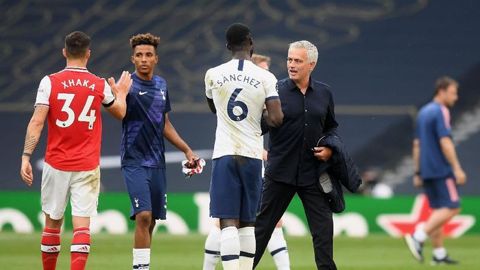 Tottenham Hotspur vs Arsenal LONDON, ENGLAND - JULY 12: Jose Mourinho, Manager of Tottenham Hotspur celebrates his teams victory after the Premier League match between Tottenham Hotspur and Arsenal FC at Tottenham Hotspur Stadium on July 12, 2020 in London, England. Football Stadiums around Europe remain empty due to the Coronavirus Pandemic as Government social distancing laws prohibit fans inside venues resulting in all fixtures being played behind closed doors. (Photo by Michael Regan/Getty Images)