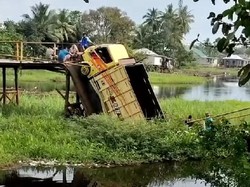 Jembatan Desa di Sumsel Putus, Truk Angkut Hasil Pertanian Terperosok