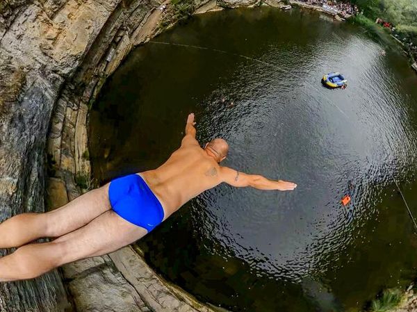 Yuk, Ikutan Uji Nyali Lompat Air Terjun 17 Meter di Kosovo