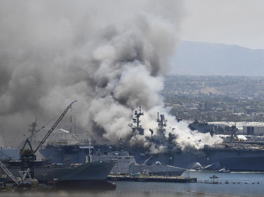 Kapal Perang AS Dilanda Kebakaran, 21 Orang Luka-luka