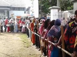 Warga di Subang Antre Berdesakan Demi Dapat Bantuan Dampak Covid-19