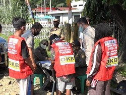 Tak Pakai Masker, Warga Jayapura Disanksi Pakai Rompi Orang Kepala Batu