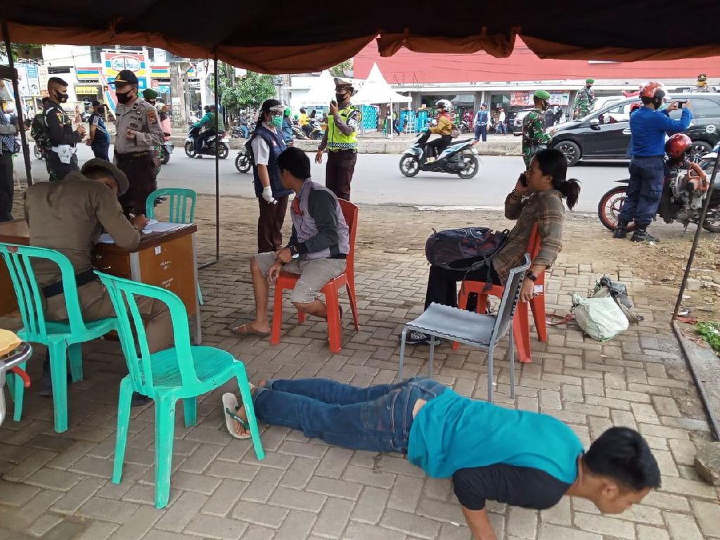 Kedapatan Tak Bermasker, Warga di Makassar Dihukum Push Up-Jalan Jongkok