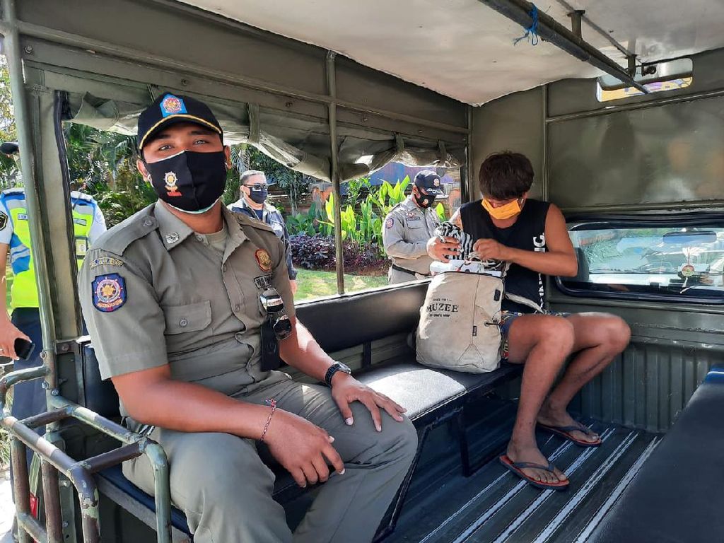 Satpol PP: Bule Menggelandang di Bali Dilaporkan ke Konsulat Rusia, Tak Direspons Satpol PP: Bule Menggelandang di Bali Dilaporkan ke Konsulat Rusia, Tak Direspons