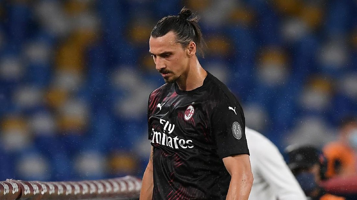 Zlatan Ibrahimovic kesal saat ditarik keluar di laga Napoli vs AC Milan. (Foto: Getty Images/Francesco Pecoraro)
